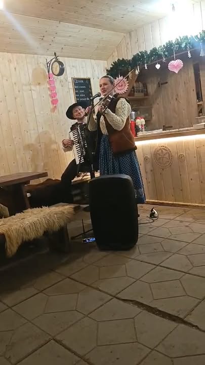 Po kuligu czas na kiełbaskę… i muzykę na żywo! 🎻🪗